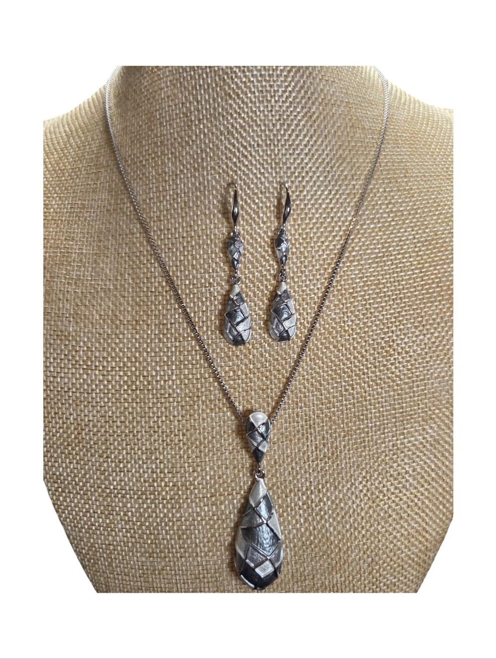 NWOT Silver Tone & Shades of Grey Woven Mosaic Teardrop Necklace & Earring Set